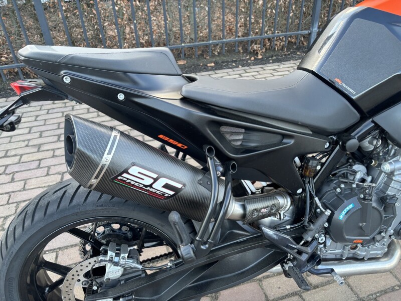 Duke 890