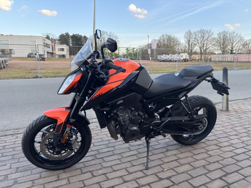 Duke 890