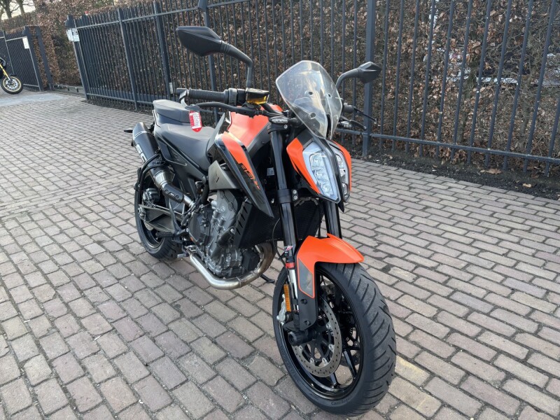 Duke 890