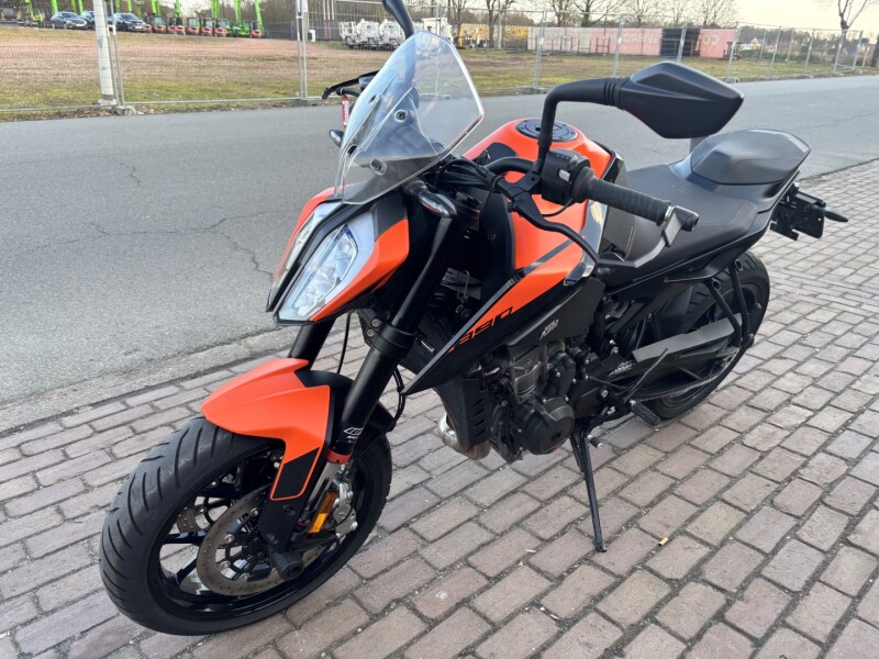 Duke 890