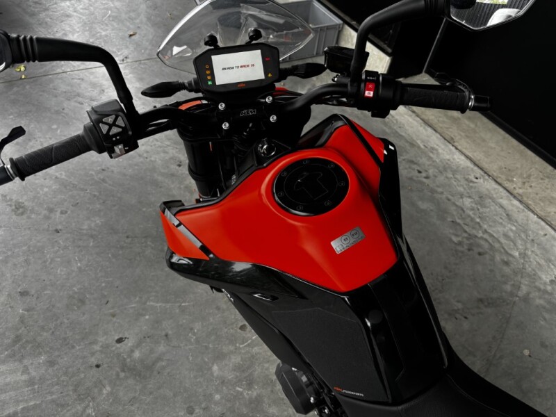 Duke 890