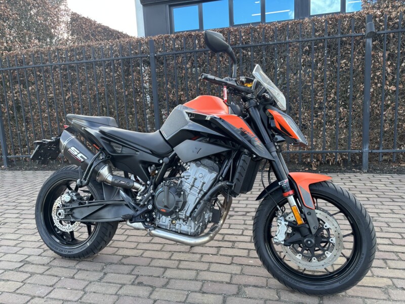 Duke 890