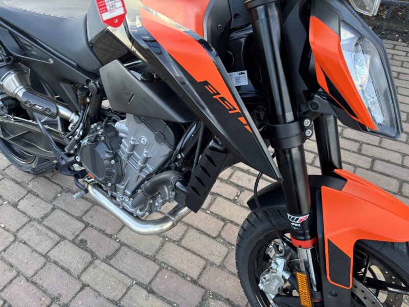 Duke 890