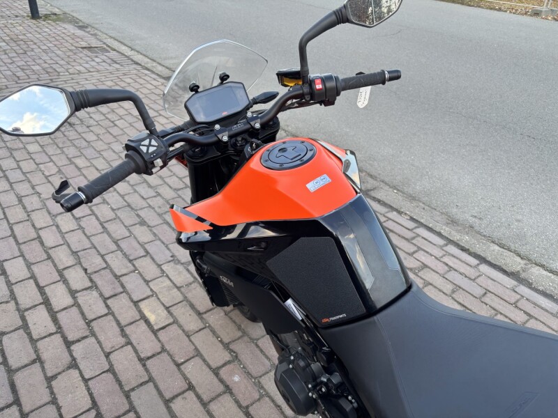 Duke 890