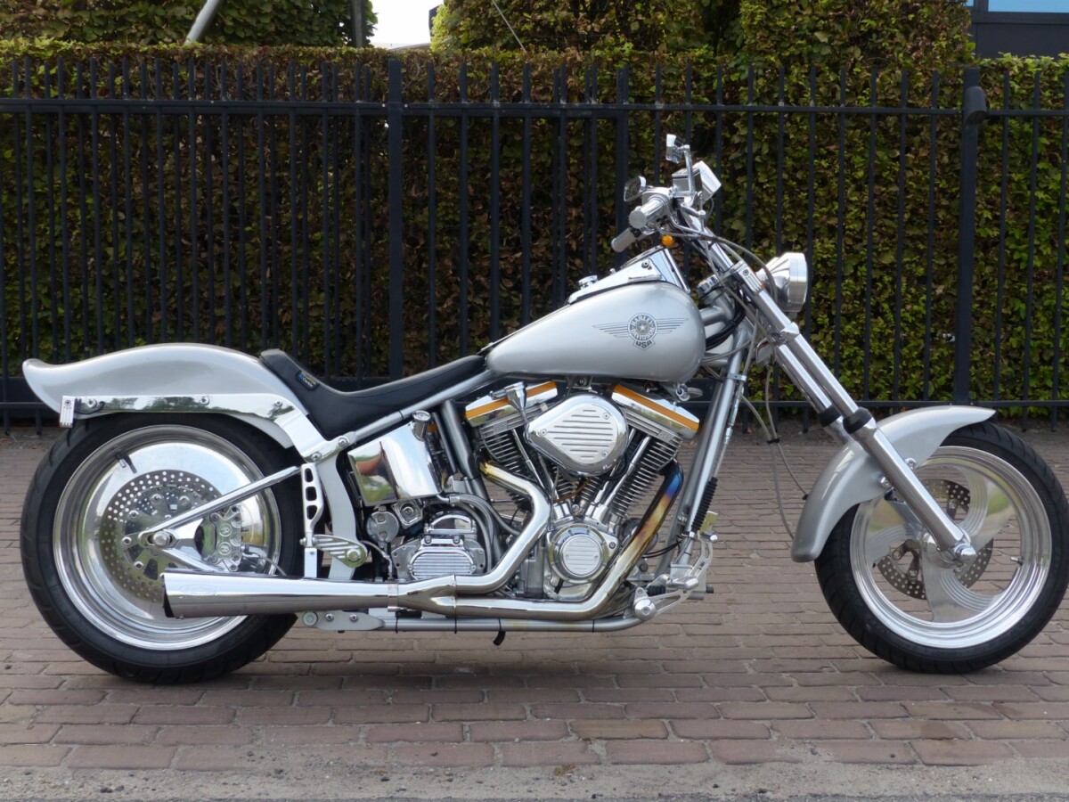 St meubilair Charles Keasing Tweedehands Harley Davidson Fat Boy Hiroshima kopen? | Motomarkt Vrints