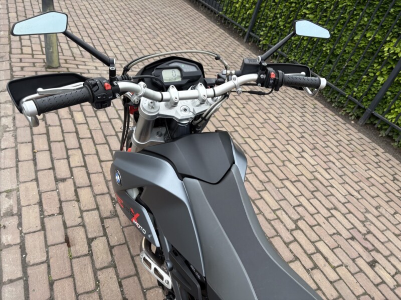 G 650 X
