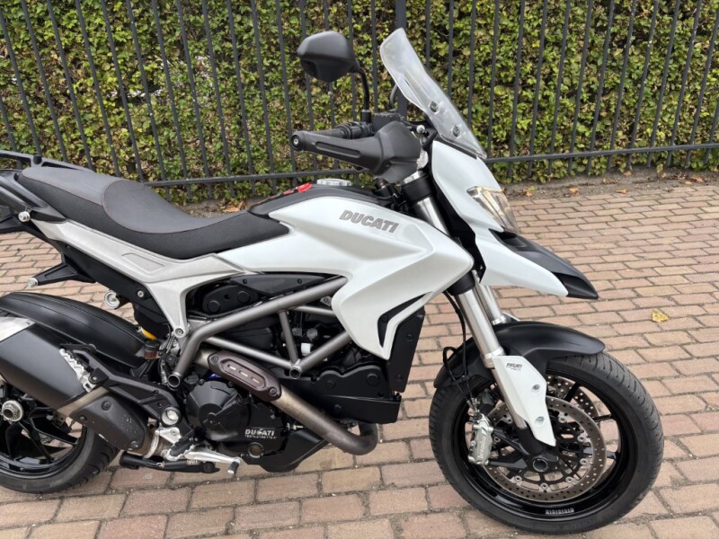 Hyperstrada 821