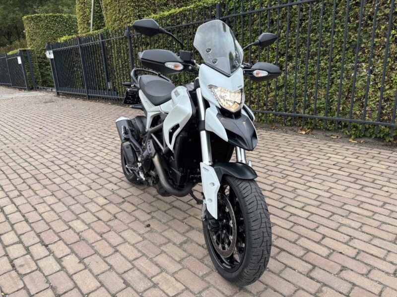 Hyperstrada 821