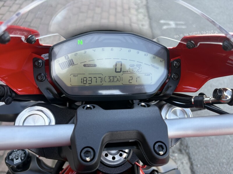 Monster 821