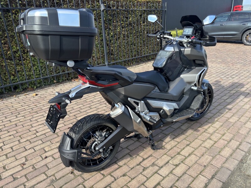 Xadv 750