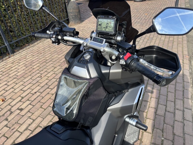 Xadv 750